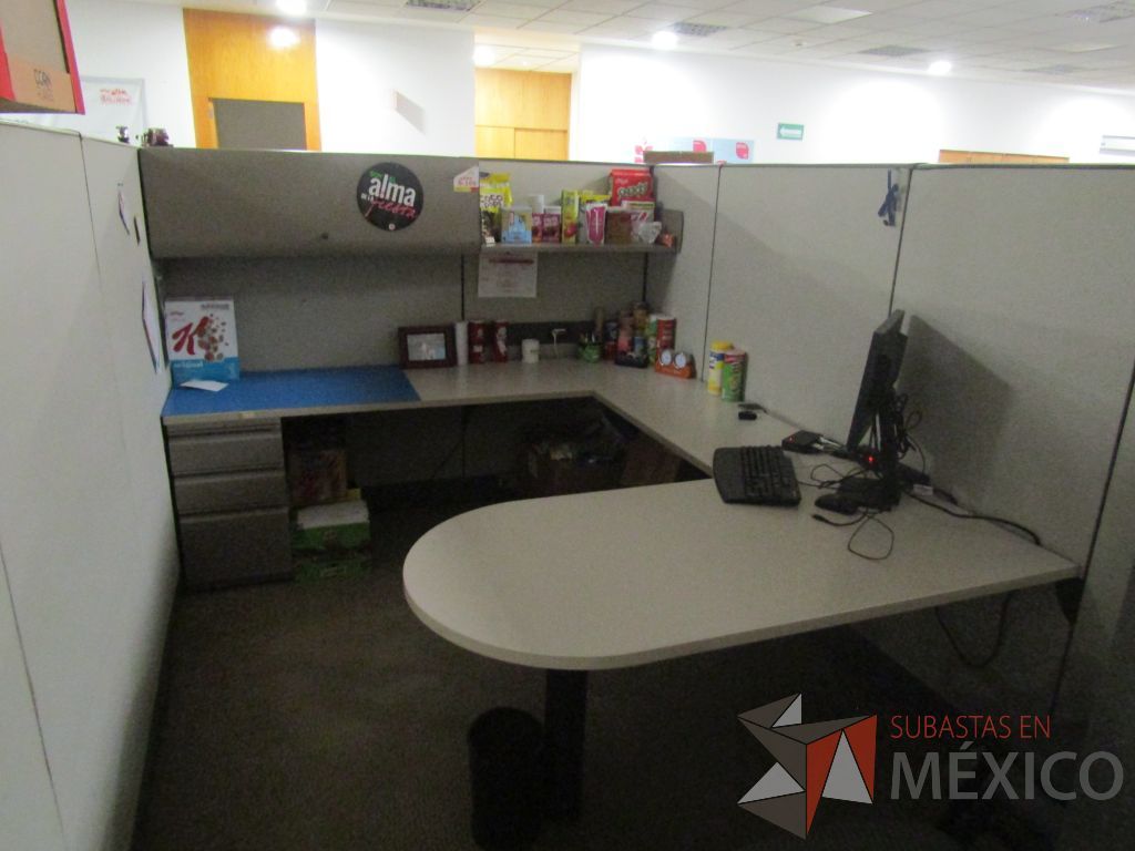 Lote 003 - Estación de trabajo para 8 personas con mampara alta con 8 gavetas - Imagen 2