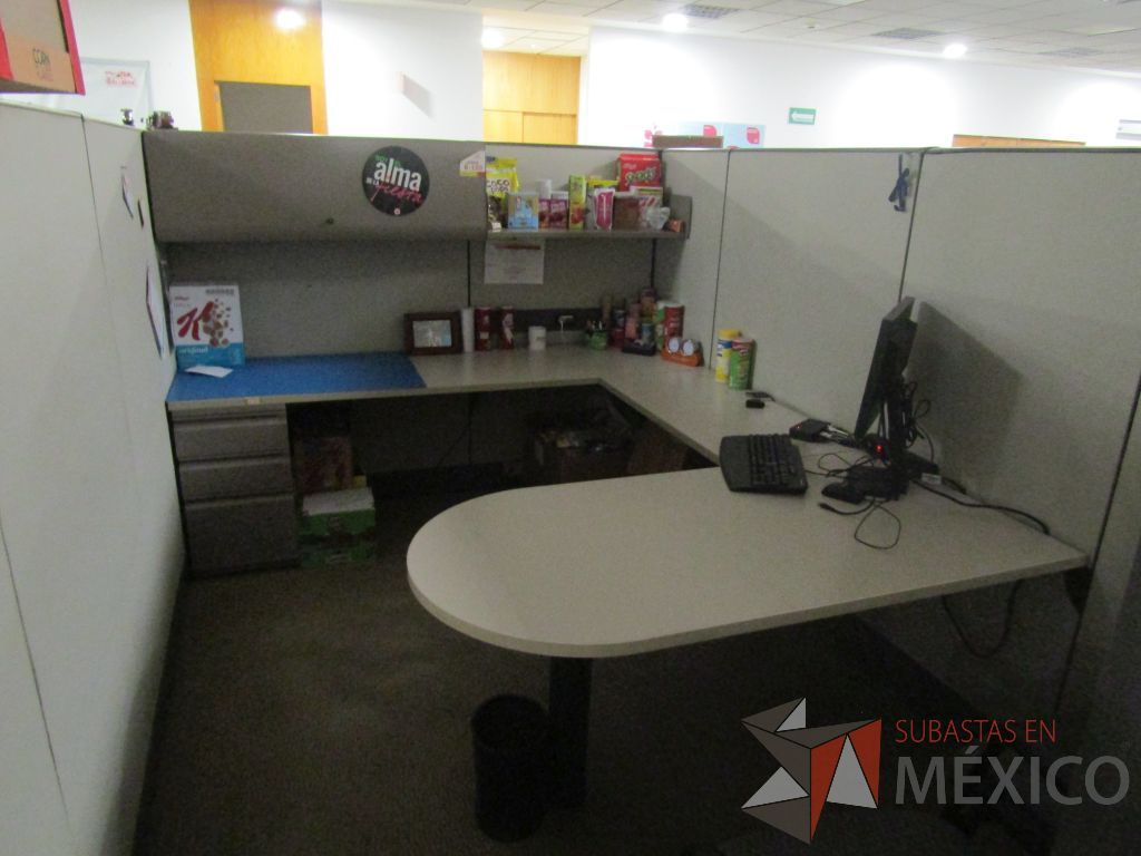 Lote 003 - Estación de trabajo para 8 personas con mampara alta con 8 gavetas - Imagen 3