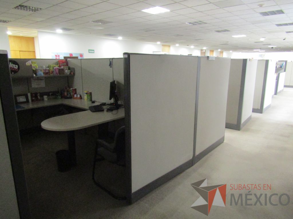 Lote 003 - Estación de trabajo para 8 personas con mampara alta con 8 gavetas - Imagen 4