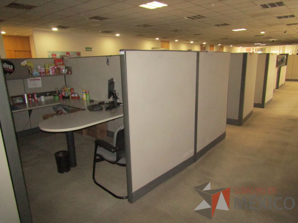 Lote 003 - Estación de trabajo para 8 personas con mampara alta con 8 gavetas - Imagen 5