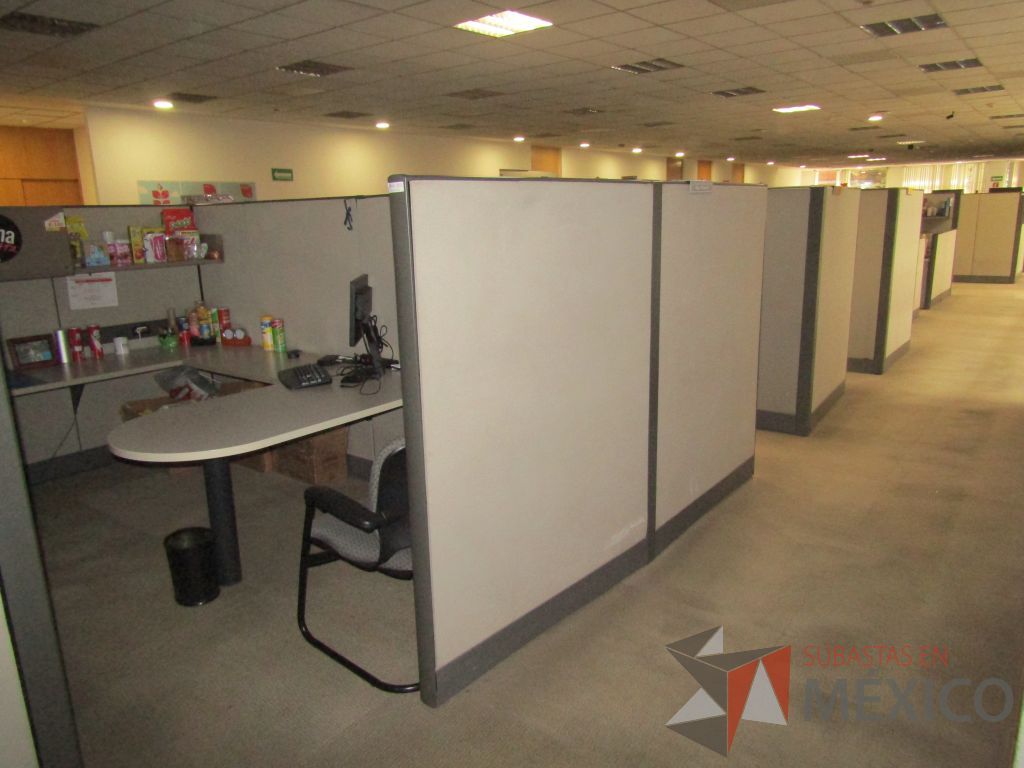 Lote 003 - Estación de trabajo para 8 personas con mampara alta con 8 gavetas - Imagen 25