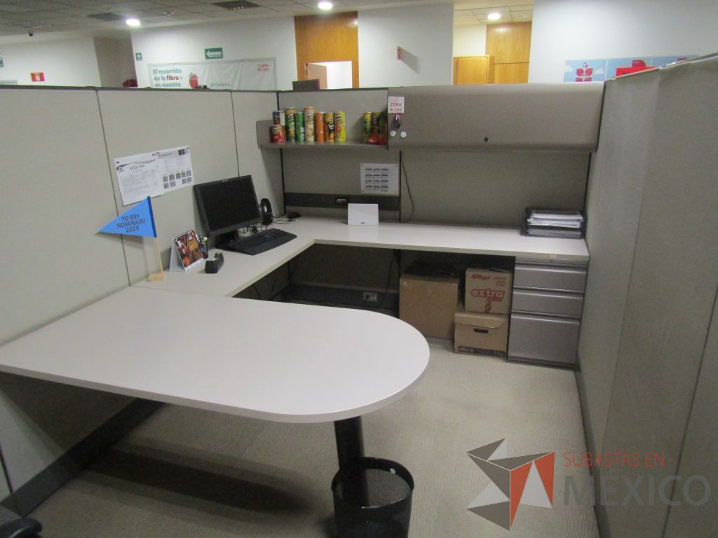 Lote 003 - Estación de trabajo para 8 personas con mampara alta con 8 gavetas - Imagen 9