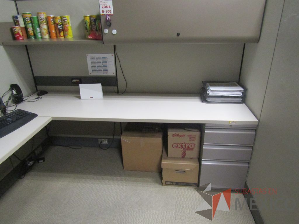 Lote 003 - Estación de trabajo para 8 personas con mampara alta con 8 gavetas - Imagen 26