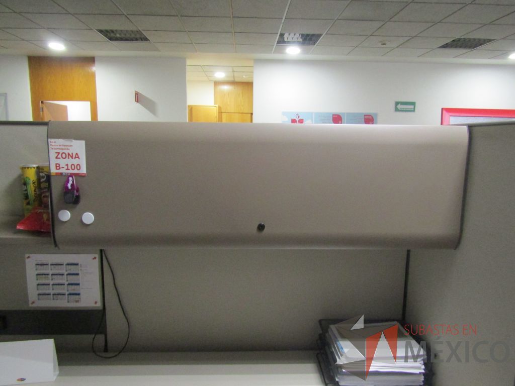 Lote 003 - Estación de trabajo para 8 personas con mampara alta con 8 gavetas - Imagen 27