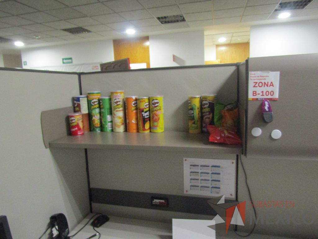 Lote 003 - Estación de trabajo para 8 personas con mampara alta con 8 gavetas - Imagen 14
