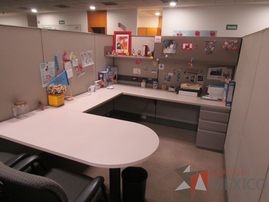 Lote 003 - Estación de trabajo para 8 personas con mampara alta con 8 gavetas - Imagen 15