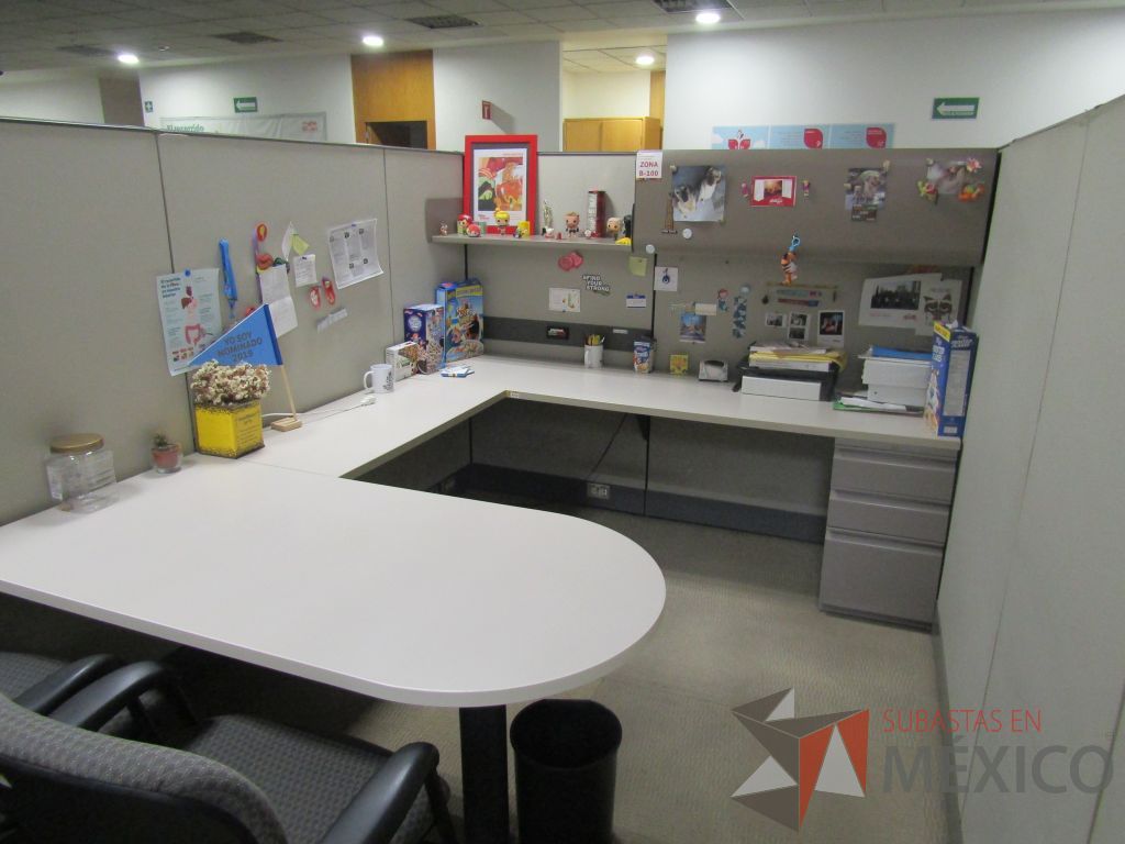 Lote 003 - Estación de trabajo para 8 personas con mampara alta con 8 gavetas - Imagen 16