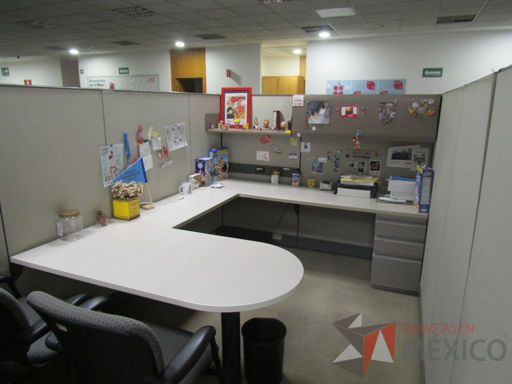Lote 003 - Estación de trabajo para 8 personas con mampara alta con 8 gavetas - Imagen 17