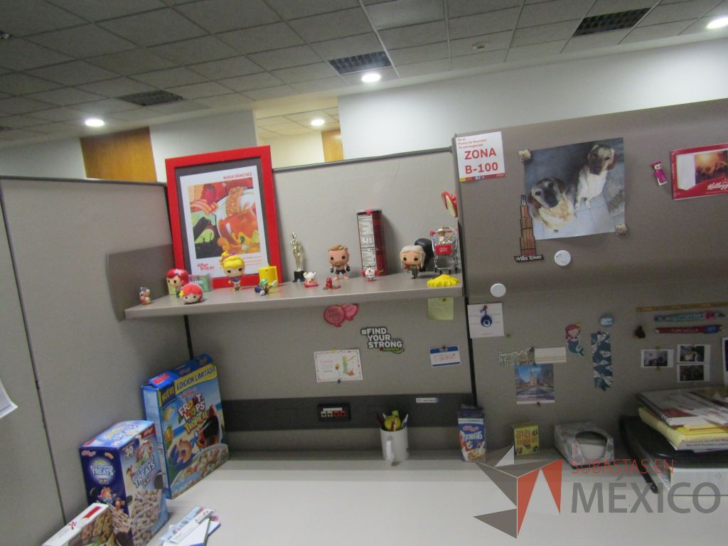 Lote 003 - Estación de trabajo para 8 personas con mampara alta con 8 gavetas - Imagen 19