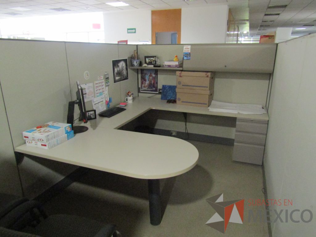 Lote 003 - Estación de trabajo para 8 personas con mampara alta con 8 gavetas - Imagen 29