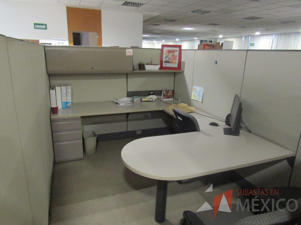 Lote 003 - Estación de trabajo para 8 personas con mampara alta con 8 gavetas - Imagen 22