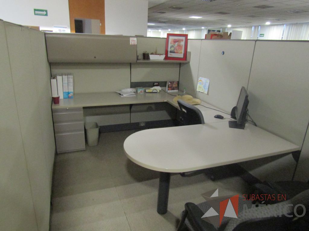 Lote 003 - Estación de trabajo para 8 personas con mampara alta con 8 gavetas - Imagen 23