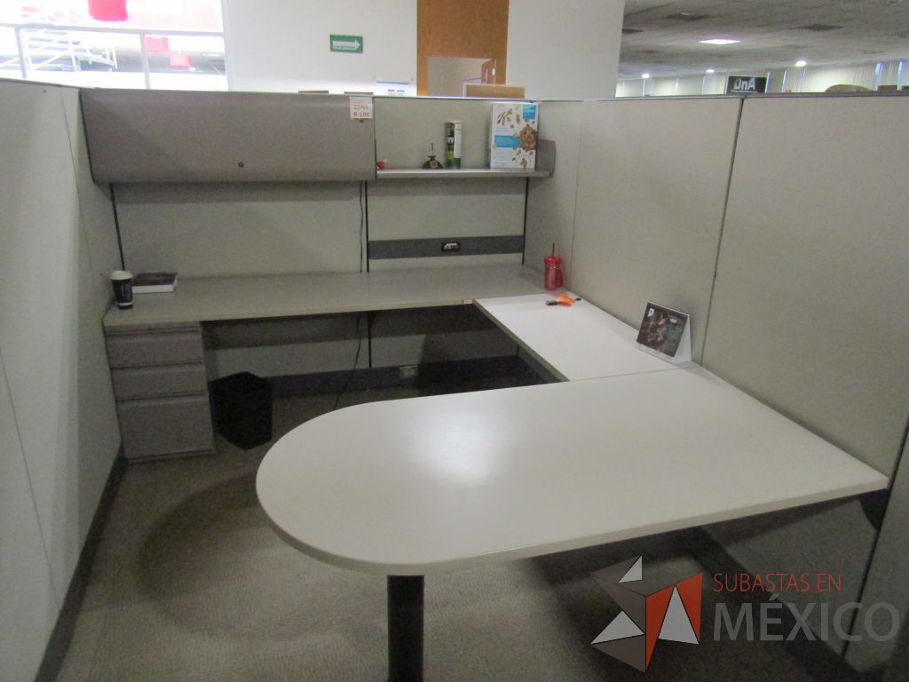 Lote 003 - Estación de trabajo para 8 personas con mampara alta con 8 gavetas - Imagen 34