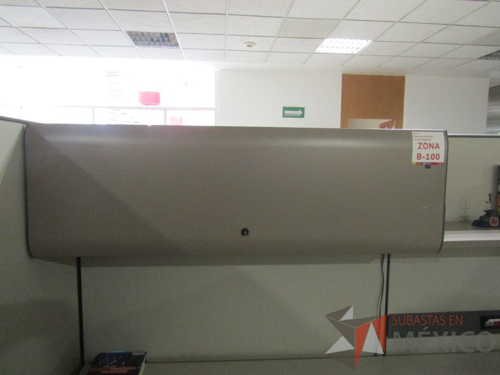 Lote 003 - Estación de trabajo para 8 personas con mampara alta con 8 gavetas - Imagen 32