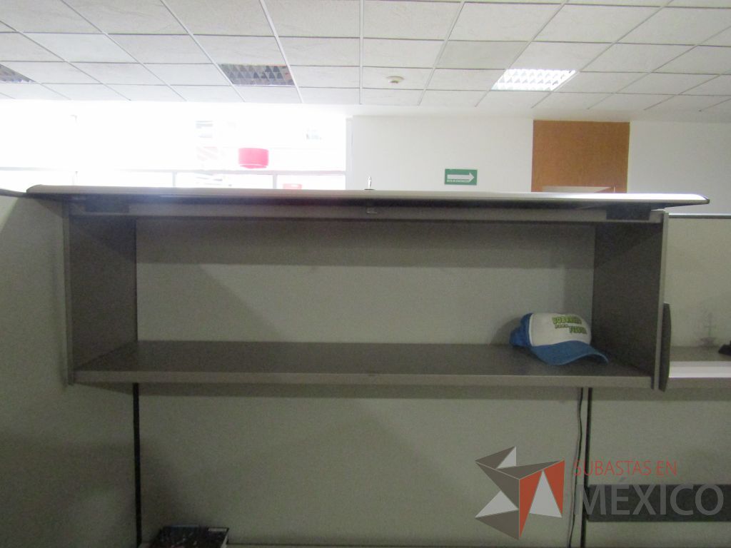 Lote 003 - Estación de trabajo para 8 personas con mampara alta con 8 gavetas - Imagen 39