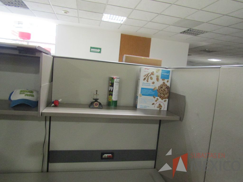 Lote 003 - Estación de trabajo para 8 personas con mampara alta con 8 gavetas - Imagen 40