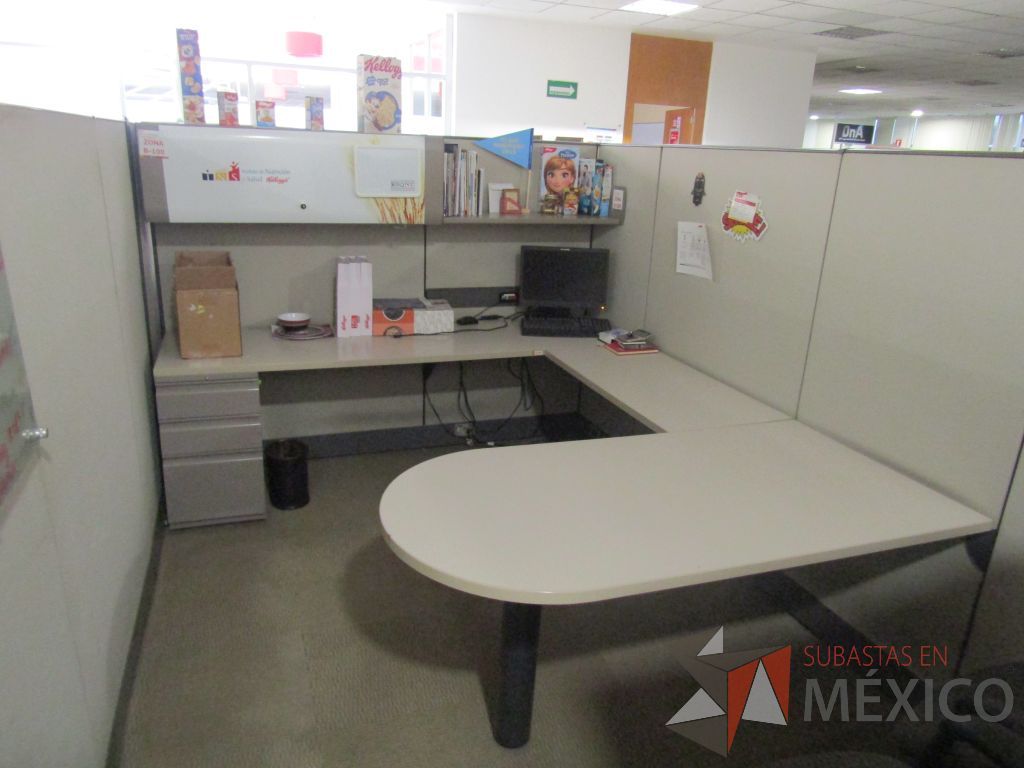 Lote 003 - Estación de trabajo para 8 personas con mampara alta con 8 gavetas - Imagen 33