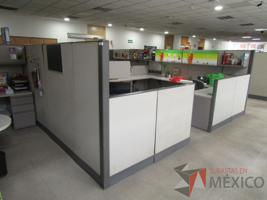 Lote 009 - Estación de trabajo para 8 personas con mampara alta con 8 gavetas - Imagen 2