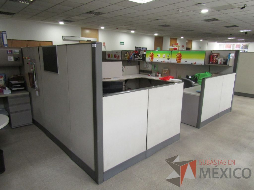 Lote 009 - Estación de trabajo para 8 personas con mampara alta con 8 gavetas