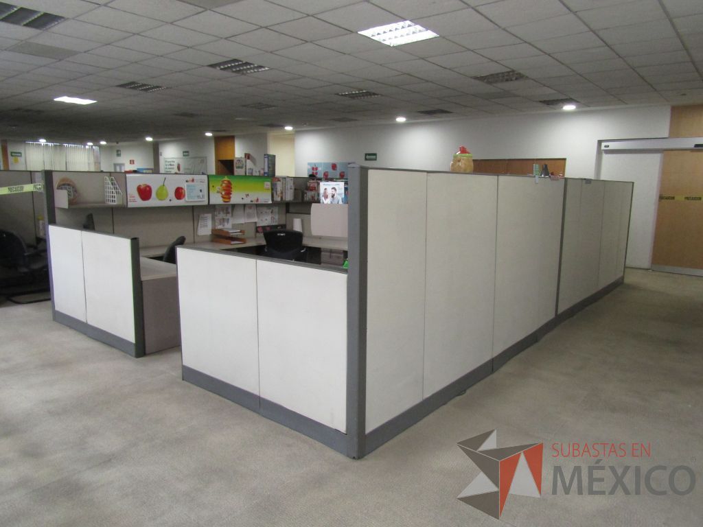 Lote 009 - Estación de trabajo para 8 personas con mampara alta con 8 gavetas - Imagen 4