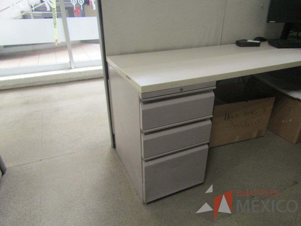 Lote 009 - Estación de trabajo para 8 personas con mampara alta con 8 gavetas - Imagen 7