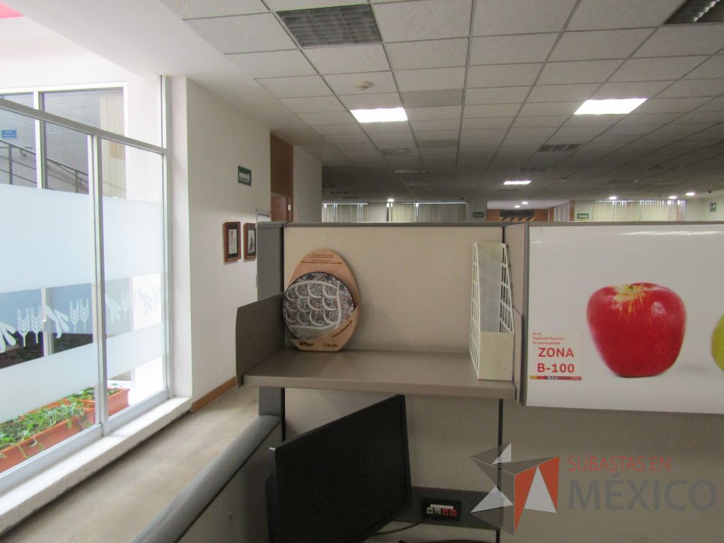 Lote 009 - Estación de trabajo para 8 personas con mampara alta con 8 gavetas - Imagen 18