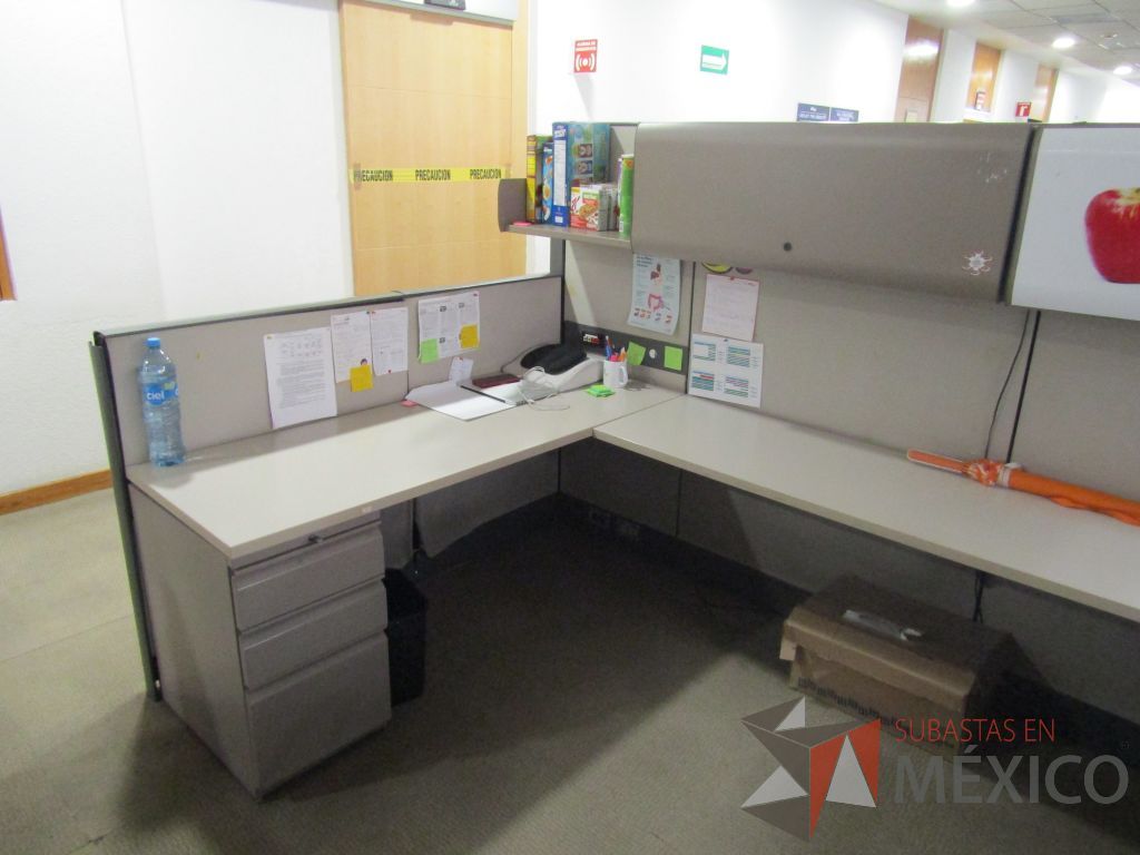 Lote 009 - Estación de trabajo para 8 personas con mampara alta con 8 gavetas - Imagen 14
