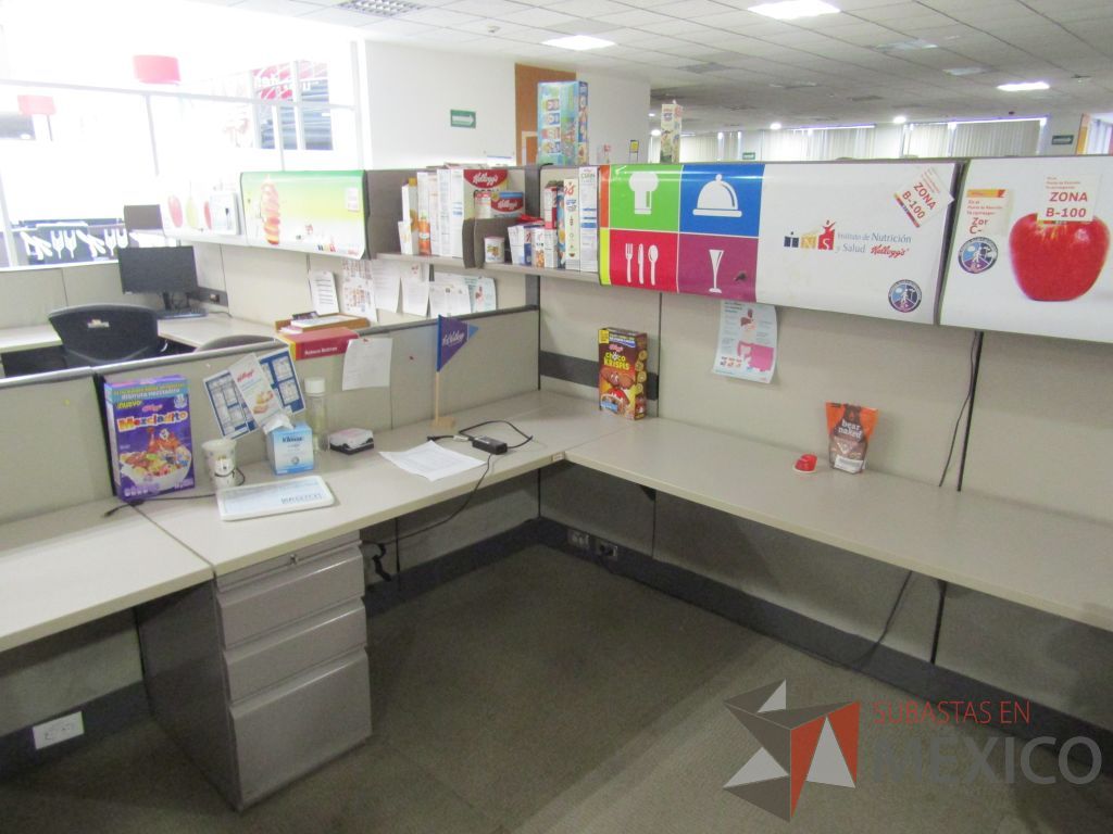 Lote 009 - Estación de trabajo para 8 personas con mampara alta con 8 gavetas - Imagen 16