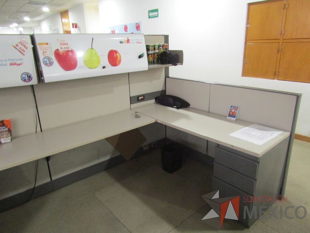 Lote 009 - Estación de trabajo para 8 personas con mampara alta con 8 gavetas - Imagen 20