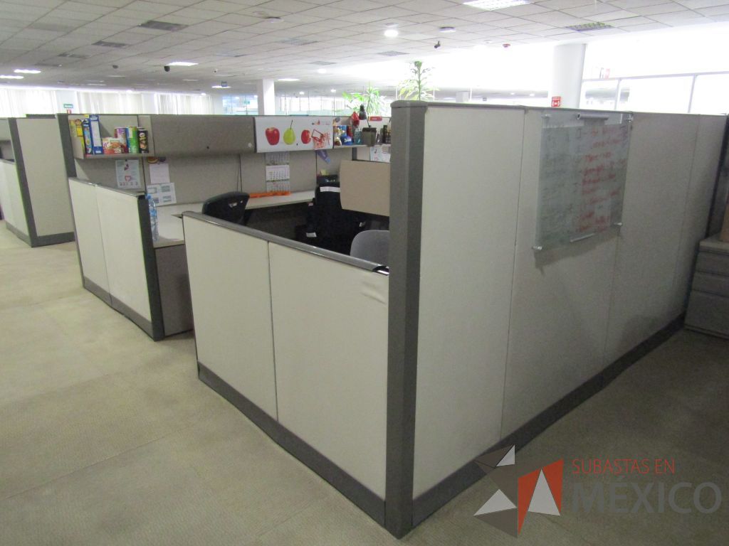 Lote 009 - Estación de trabajo para 8 personas con mampara alta con 8 gavetas - Imagen 21