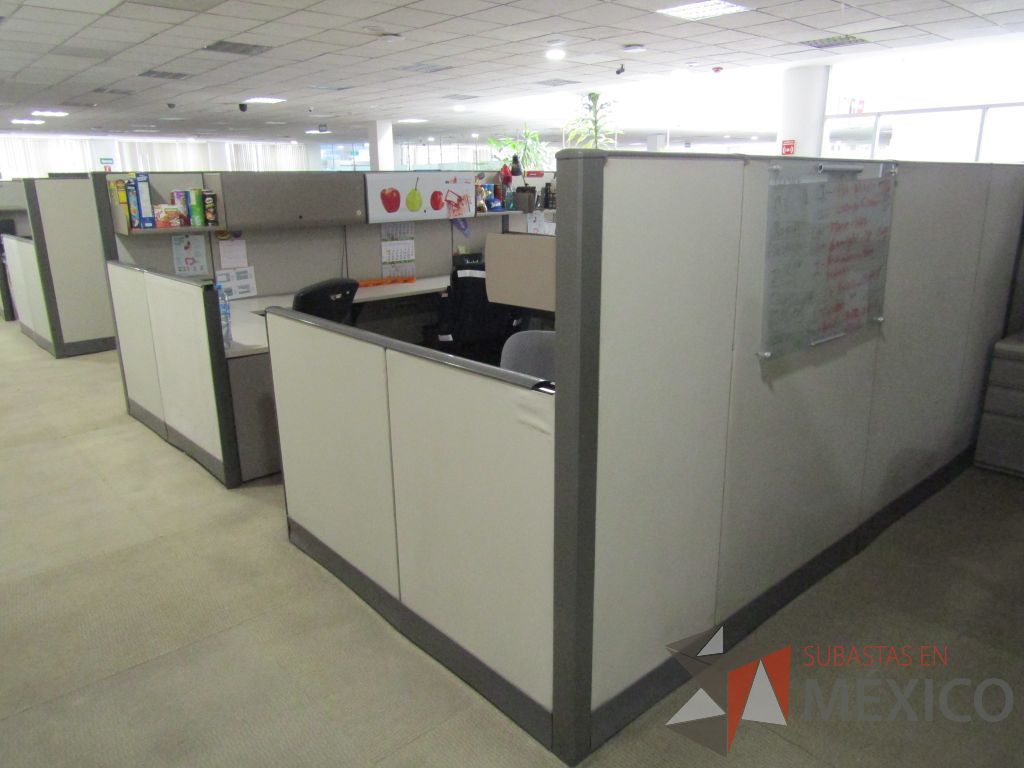 Lote 009 - Estación de trabajo para 8 personas con mampara alta con 8 gavetas - Imagen 22