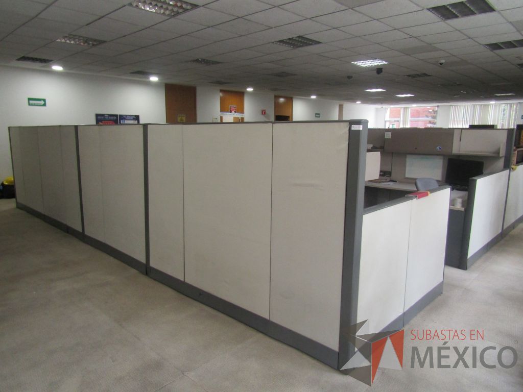 Lote 005 - Estación de trabajo para 9 personas con mampara alta con 9 gavetas - Imagen 2