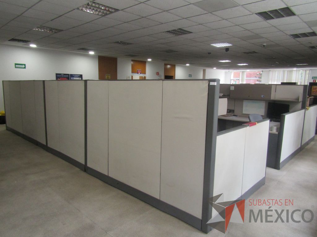 Lote 005 - Estación de trabajo para 9 personas con mampara alta con 9 gavetas - Imagen 3