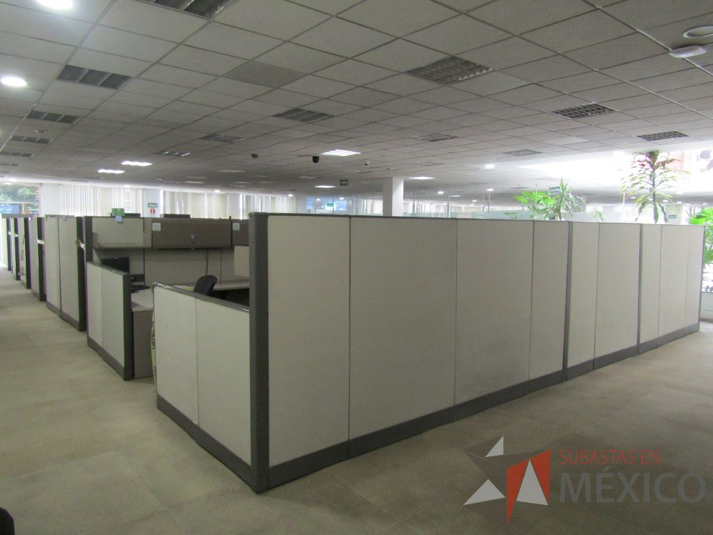 Lote 005 - Estación de trabajo para 9 personas con mampara alta con 9 gavetas - Imagen 4