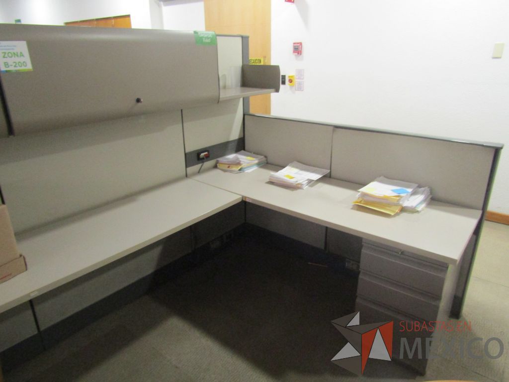 Lote 005 - Estación de trabajo para 9 personas con mampara alta con 9 gavetas - Imagen 28
