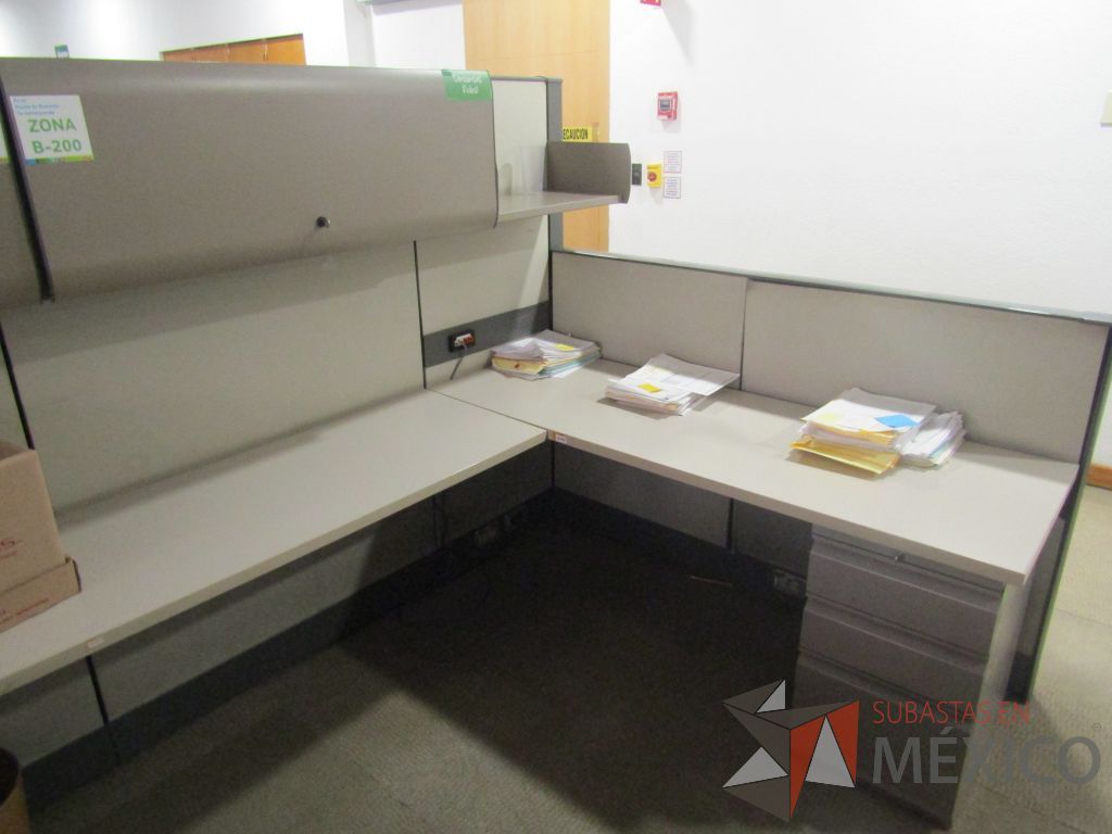 Lote 005 - Estación de trabajo para 9 personas con mampara alta con 9 gavetas - Imagen 6
