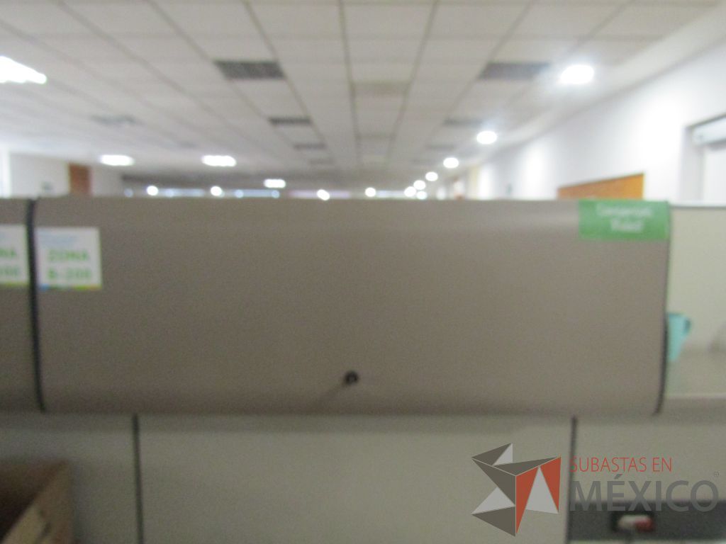 Lote 005 - Estación de trabajo para 9 personas con mampara alta con 9 gavetas - Imagen 8