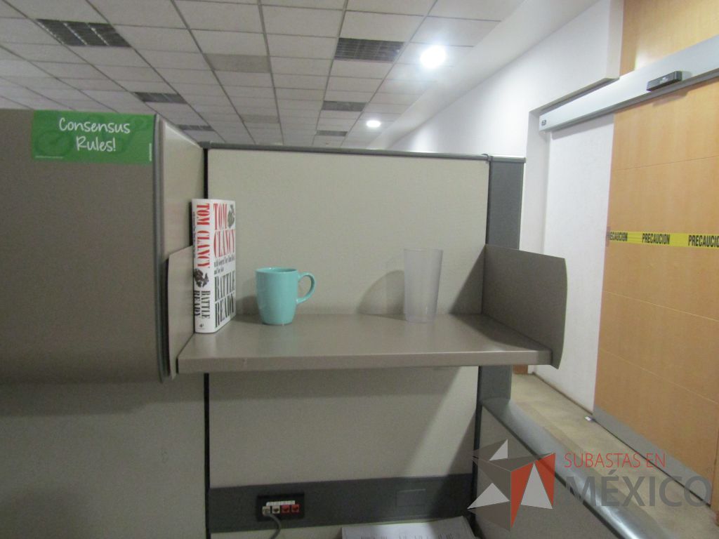 Lote 005 - Estación de trabajo para 9 personas con mampara alta con 9 gavetas - Imagen 9