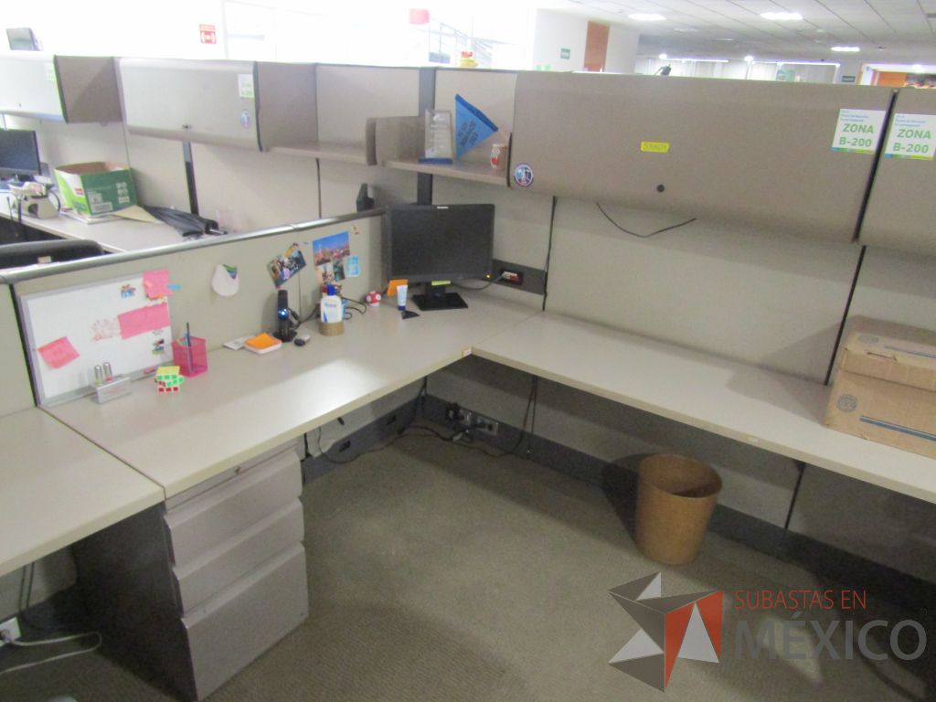 Lote 005 - Estación de trabajo para 9 personas con mampara alta con 9 gavetas - Imagen 29