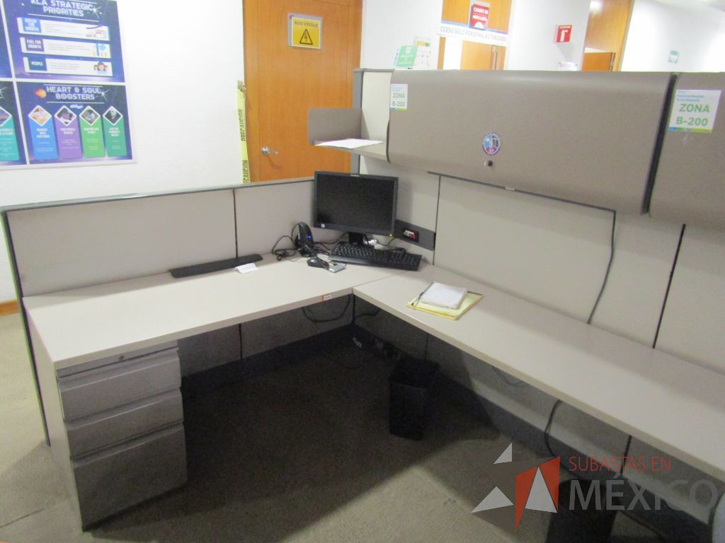 Lote 005 - Estación de trabajo para 9 personas con mampara alta con 9 gavetas - Imagen 13