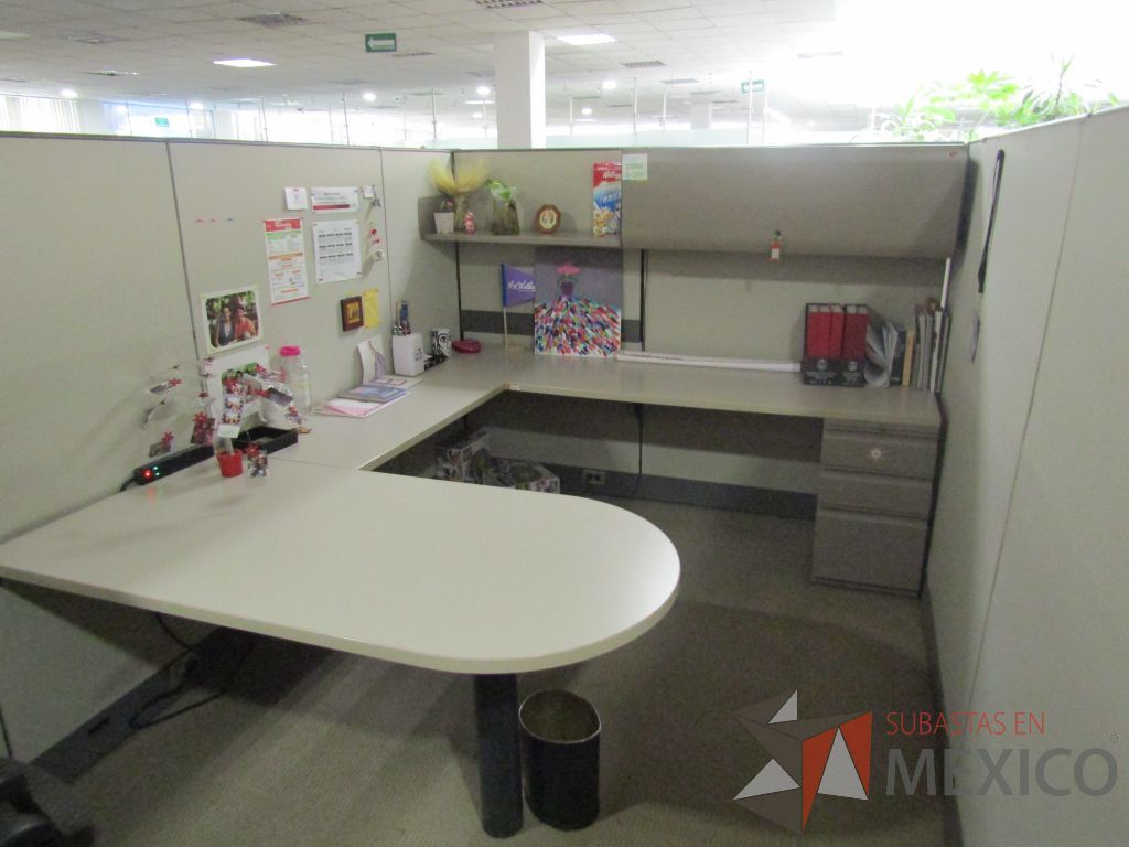 Lote 005 - Estación de trabajo para 9 personas con mampara alta con 9 gavetas - Imagen 30