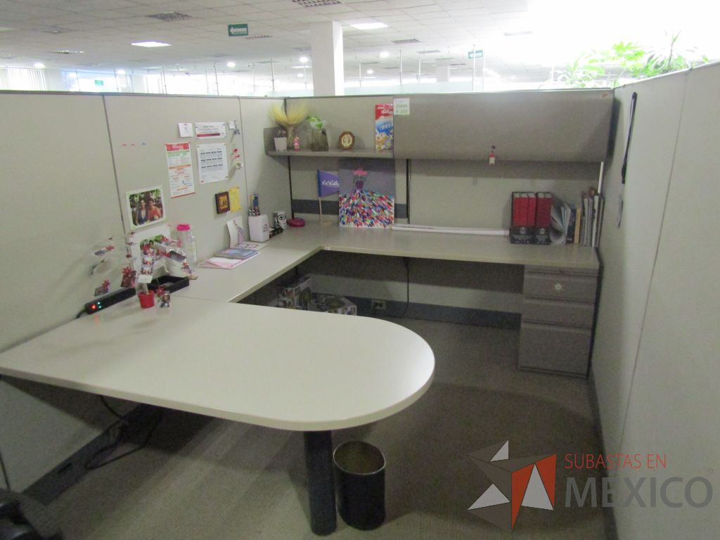 Lote 005 - Estación de trabajo para 9 personas con mampara alta con 9 gavetas - Imagen 14
