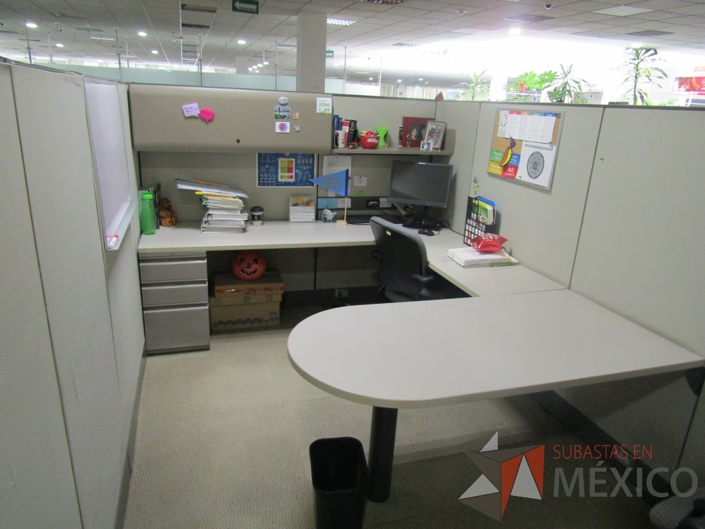 Lote 005 - Estación de trabajo para 9 personas con mampara alta con 9 gavetas - Imagen 17