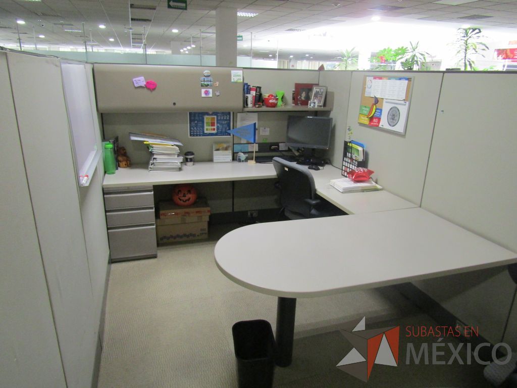 Lote 005 - Estación de trabajo para 9 personas con mampara alta con 9 gavetas - Imagen 31