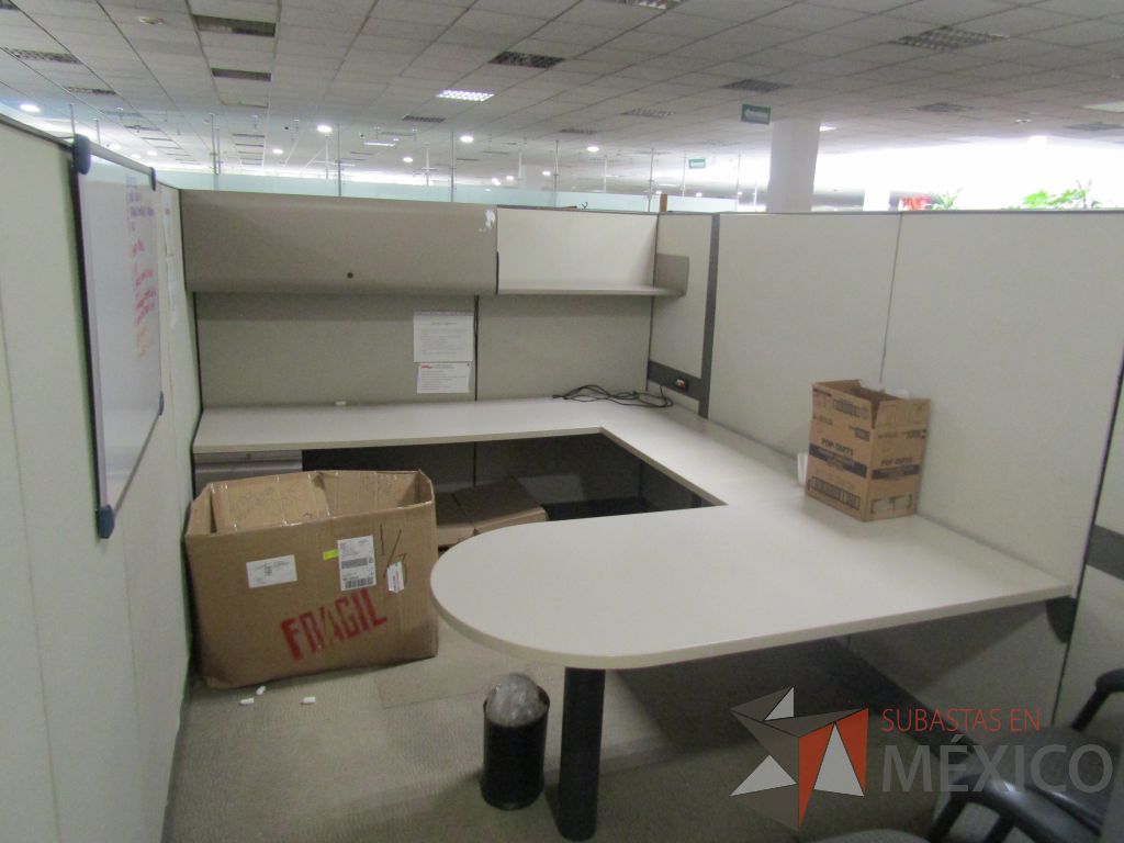 Lote 005 - Estación de trabajo para 9 personas con mampara alta con 9 gavetas - Imagen 19