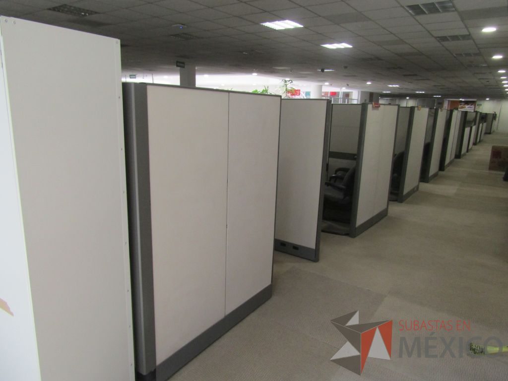 Lote 005 - Estación de trabajo para 9 personas con mampara alta con 9 gavetas - Imagen 21