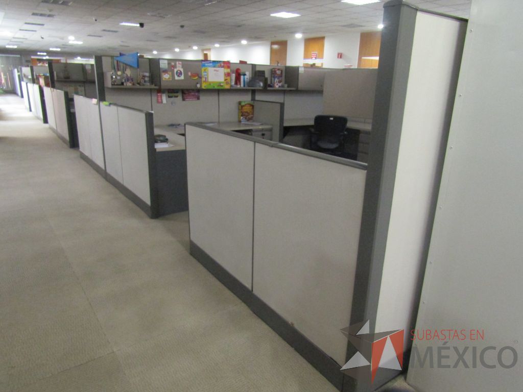 Lote 005 - Estación de trabajo para 9 personas con mampara alta con 9 gavetas - Imagen 32