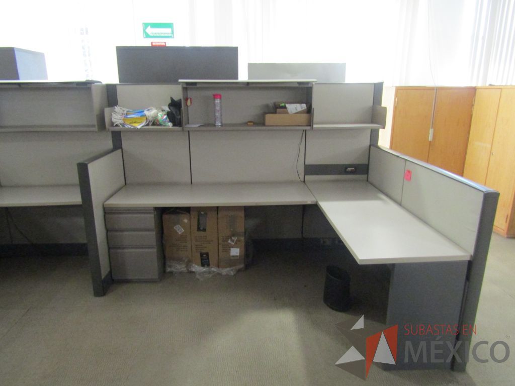 Lote 005 - Estación de trabajo para 9 personas con mampara alta con 9 gavetas - Imagen 33