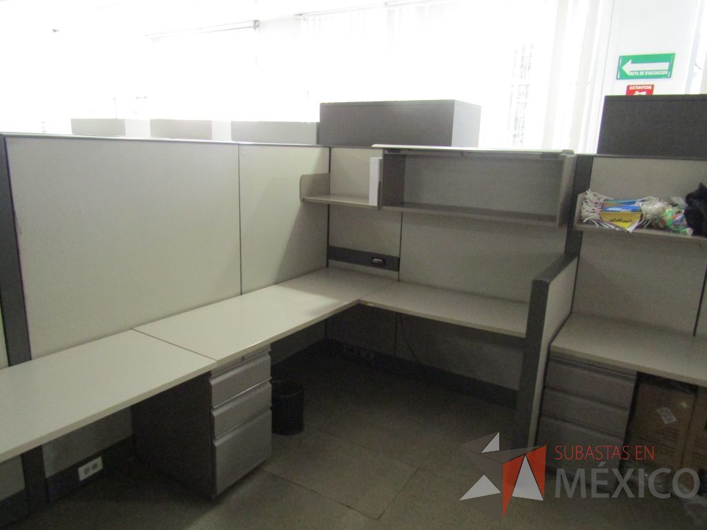 Lote 005 - Estación de trabajo para 9 personas con mampara alta con 9 gavetas - Imagen 25