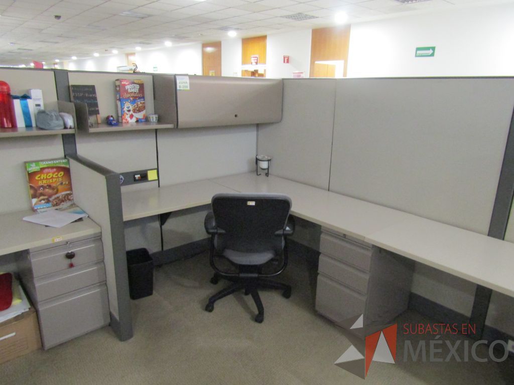 Lote 005 - Estación de trabajo para 9 personas con mampara alta con 9 gavetas - Imagen 26
